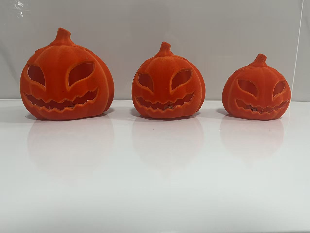 Wholesale flocked Jack-o'-Lanterns in three sizes for Halloween decor. Premium orange pumpkin lanterns from a China-based factory offering OEM/ODM custom orders, bulk pricing, and global B2B shipping.