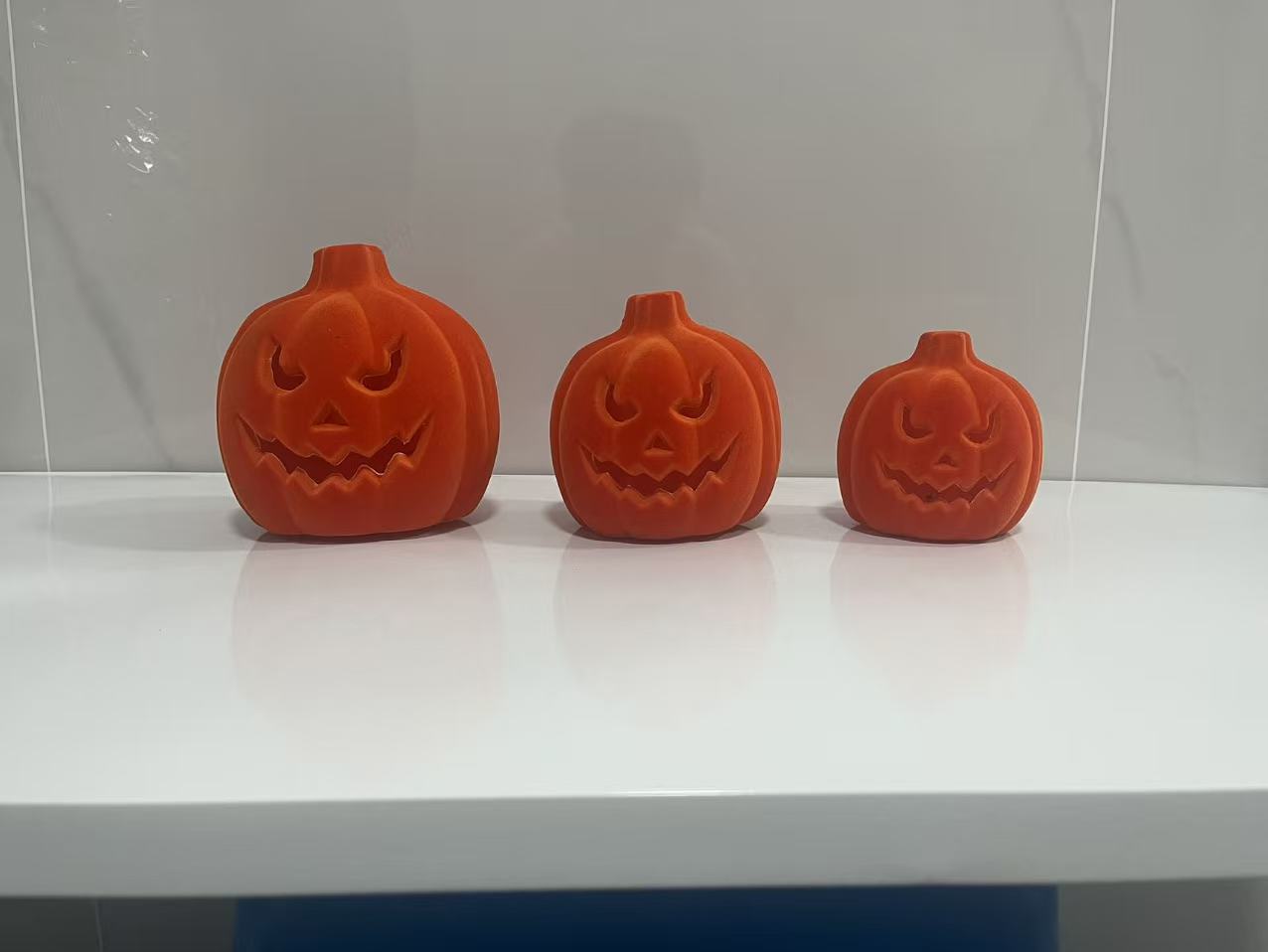 Wholesale flocked Jack-o'-Lanterns in three sizes. Premium orange pumpkin lanterns from a China factory offering OEM/ODM customization and bulk shipping for B2B holiday decor wholesalers.